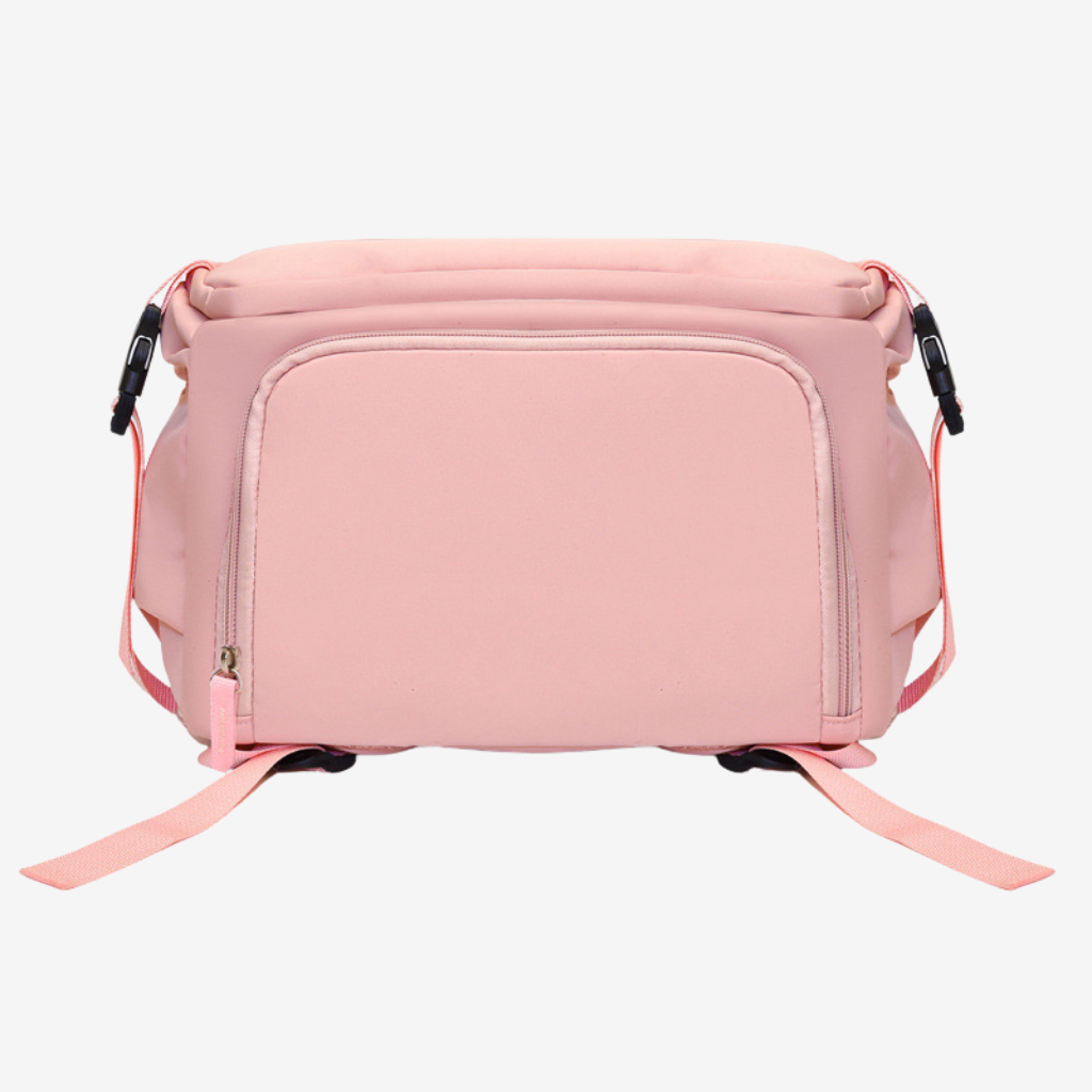 Sac à dos cabine 40x30x20 porté par un voyageur