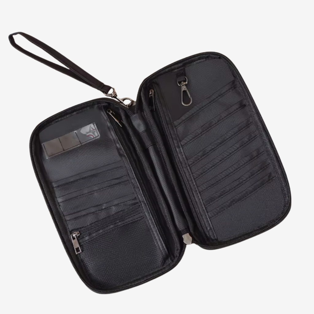 Pochette de voyage tenue en main à l'aéroport