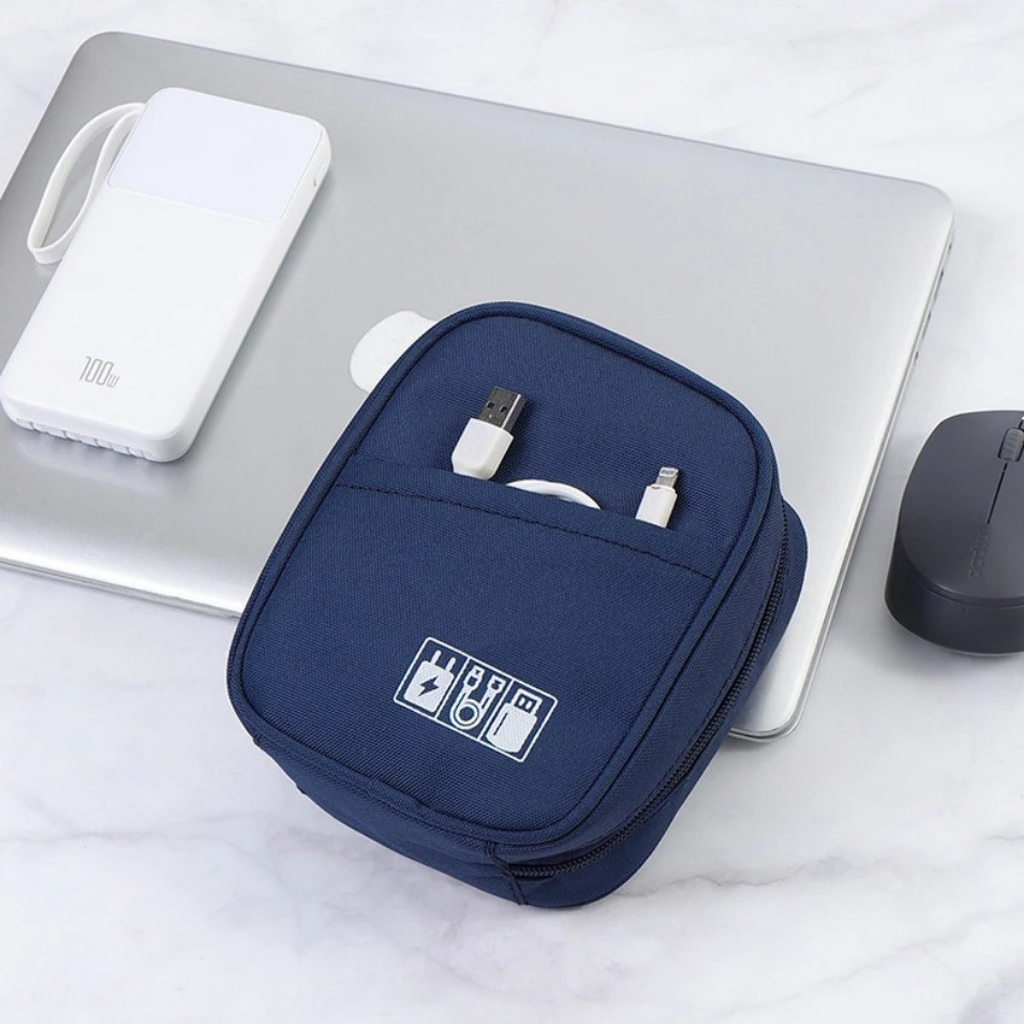 Organisateur de câbles posé sur un bureau avec accessoires
