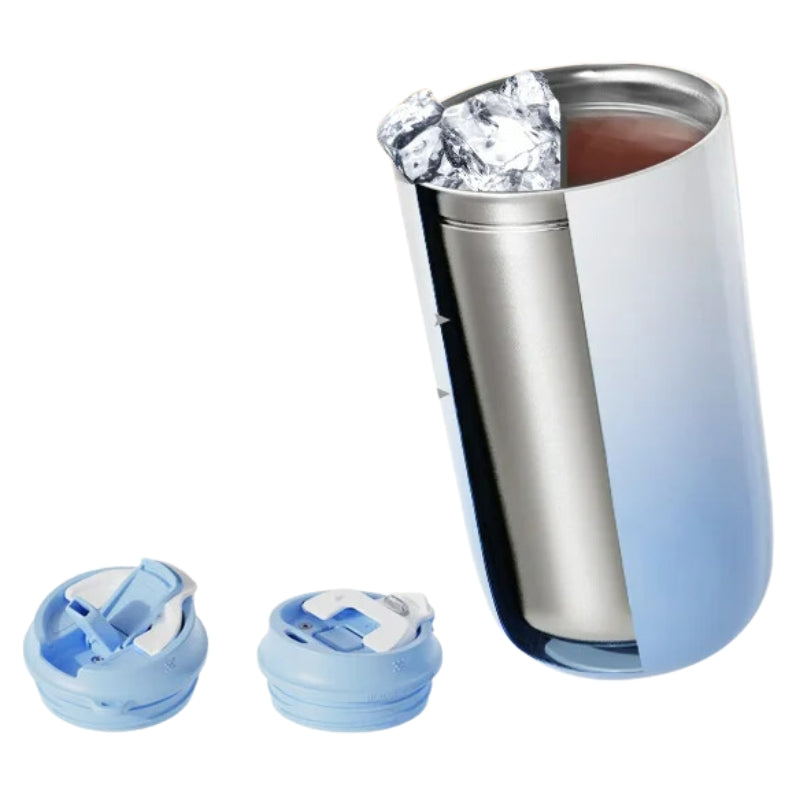 Mug de voyage isotherme tenu en main