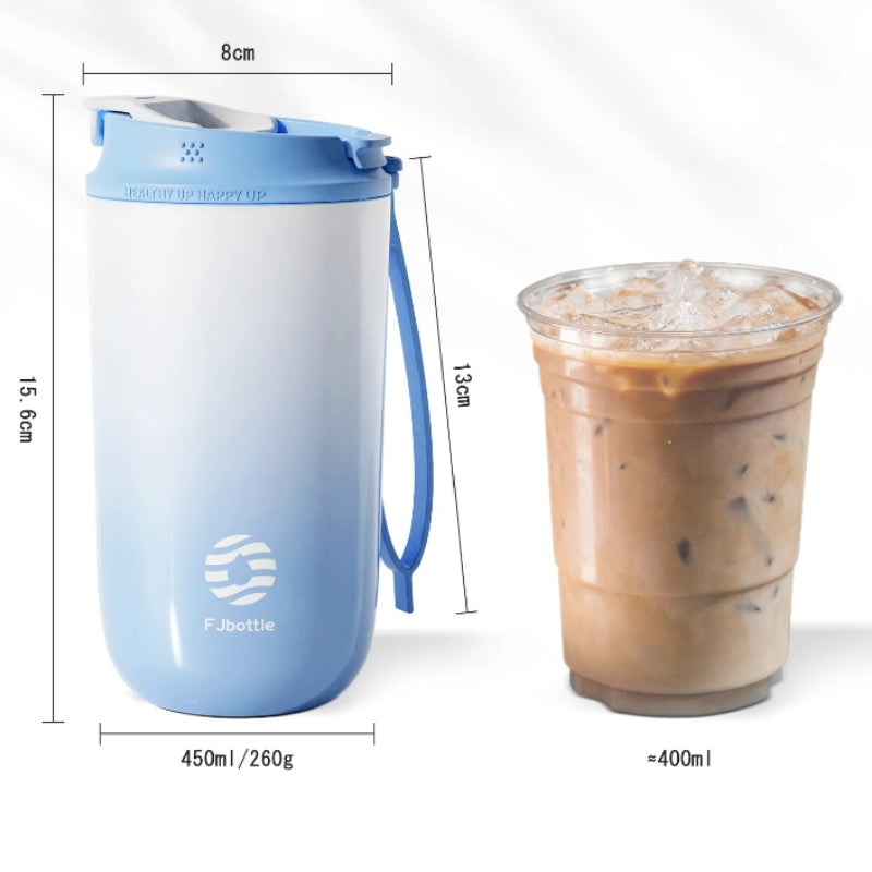Mug isotherme avec couvercle refermable posé sur une table