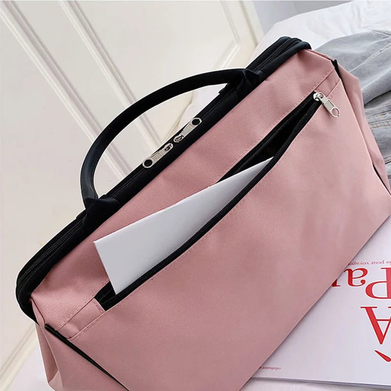 Sac de voyage en nylon porté à l'épaule