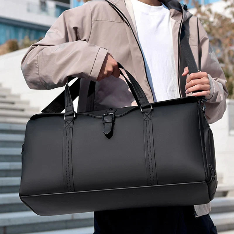 Sac cabine fixé sur la poignée d'une valise