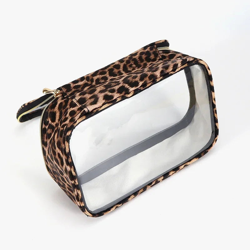 Trousse transparente léopard remplie de cosmétiques