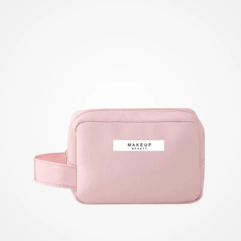 Intérieur compartimenté de la trousse de toilette