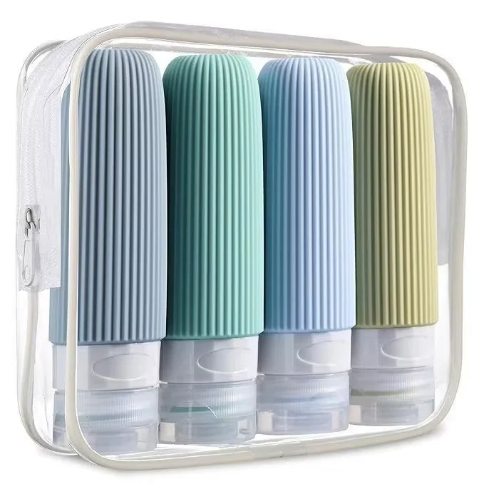 Flacons de voyage rangés dans une trousse