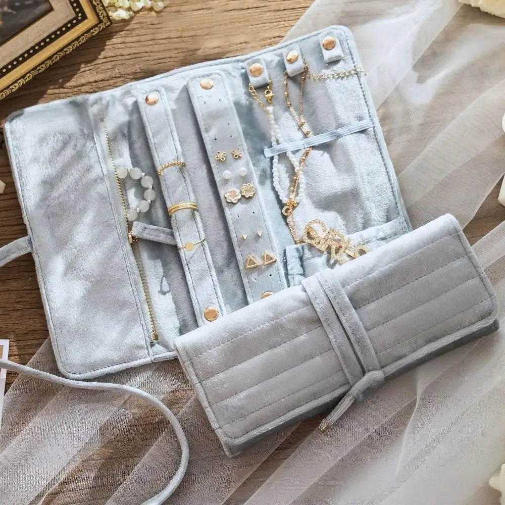 Pochette à bijoux ouverte avec compartiments
