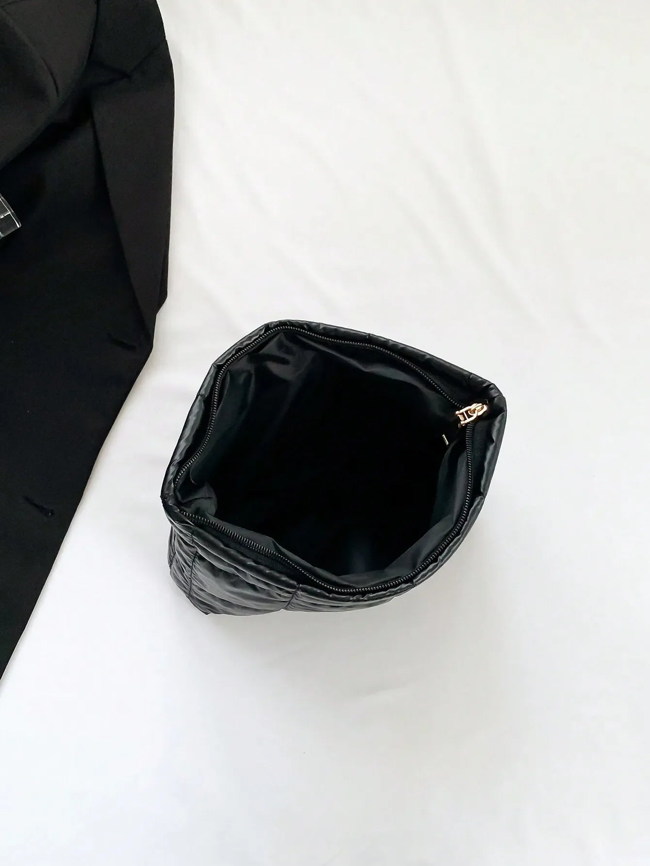 Trousse de toilette ouverte montrant ses compartiments