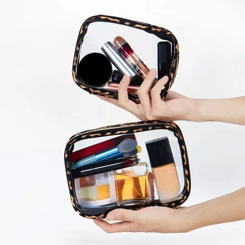 Trousse de toilette léopard, vue de côté