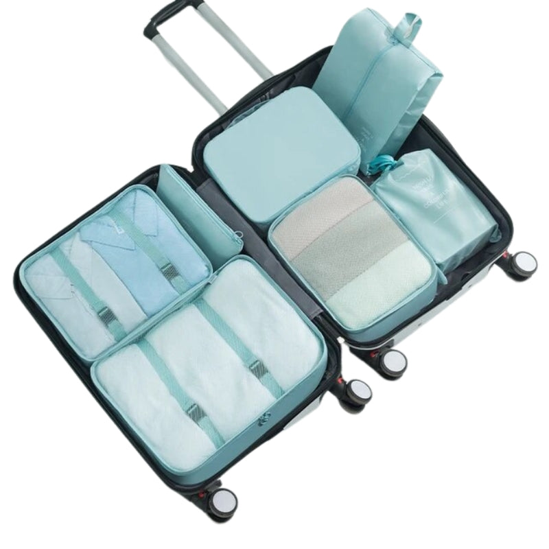 Kit d'organisateurs de valise légers disposés dans un bagage
