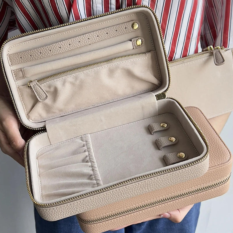 Boîte à bijoux de voyage tenue en main