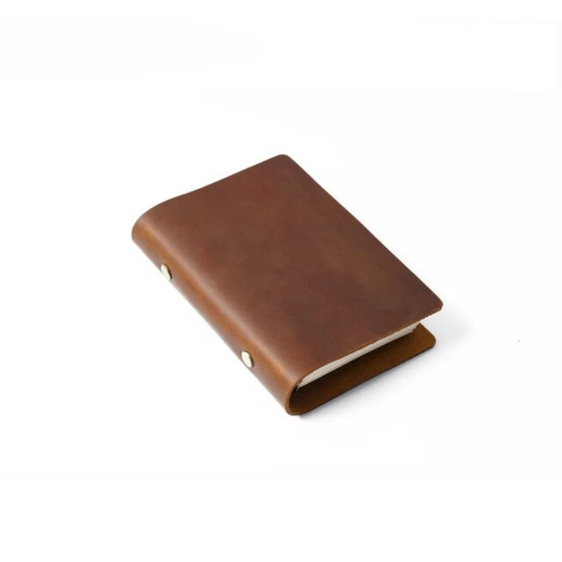 Carnet de notes en cuir véritable posé sur une table
