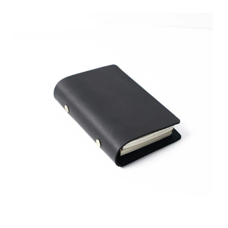 Carnet en cuir ouvert montrant les pages intérieures