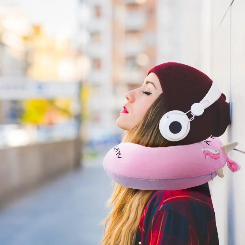 Enfant utilisant le coussin de cou en voyage