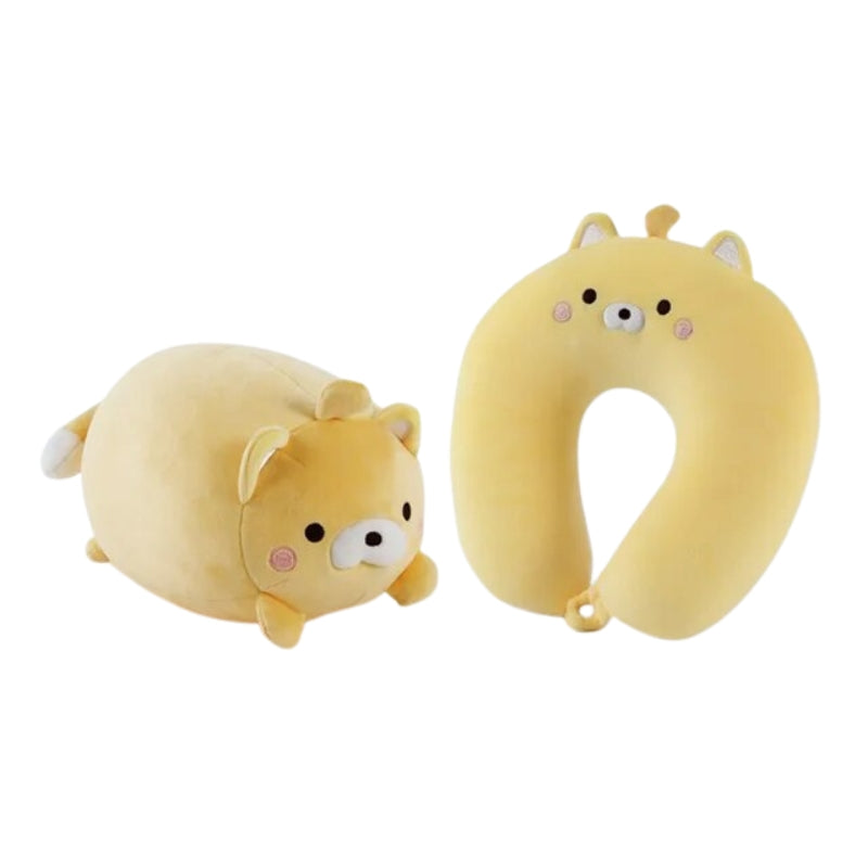 Enfant utilisant le coussin de voyage pliable