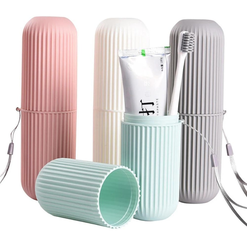 Étui brosse à dents fermé posé sur un plan de toilette