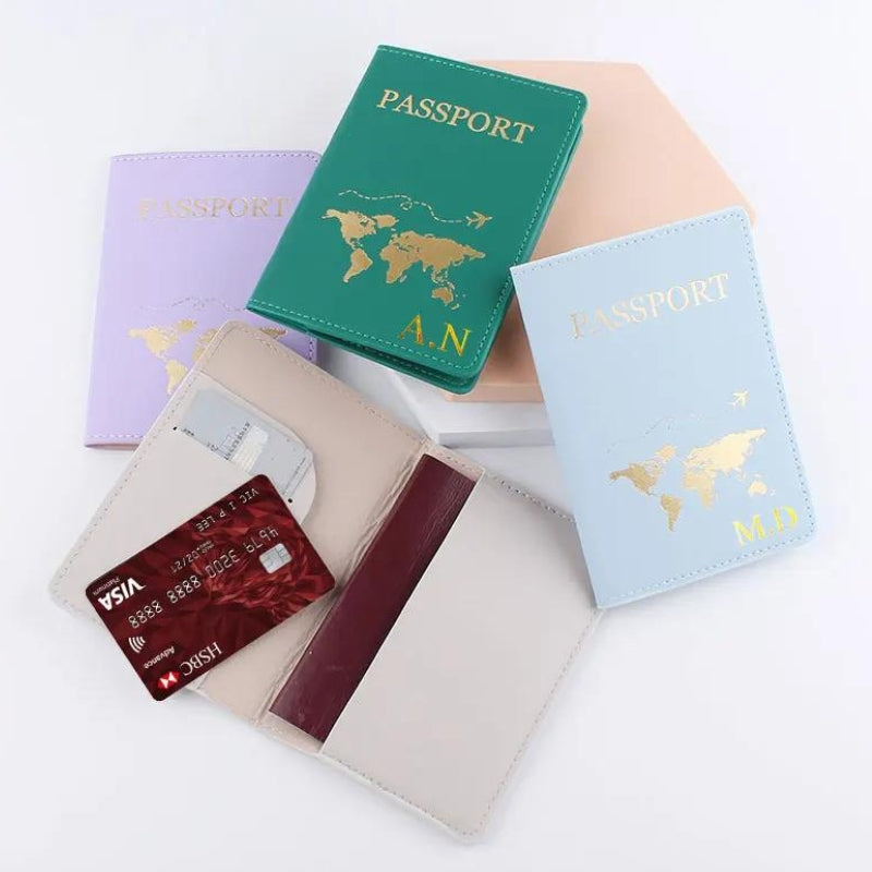 Étui passeport personnalisé posé sur une valise