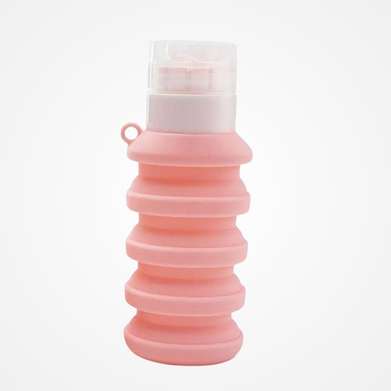 Flacon de voyage compact dans une trousse de toilette