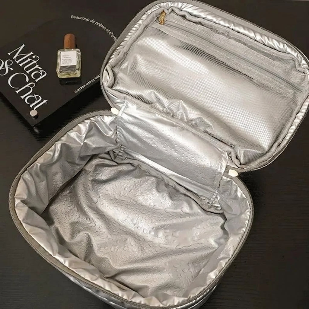Détail du tissu imperméable de la trousse de toilette
