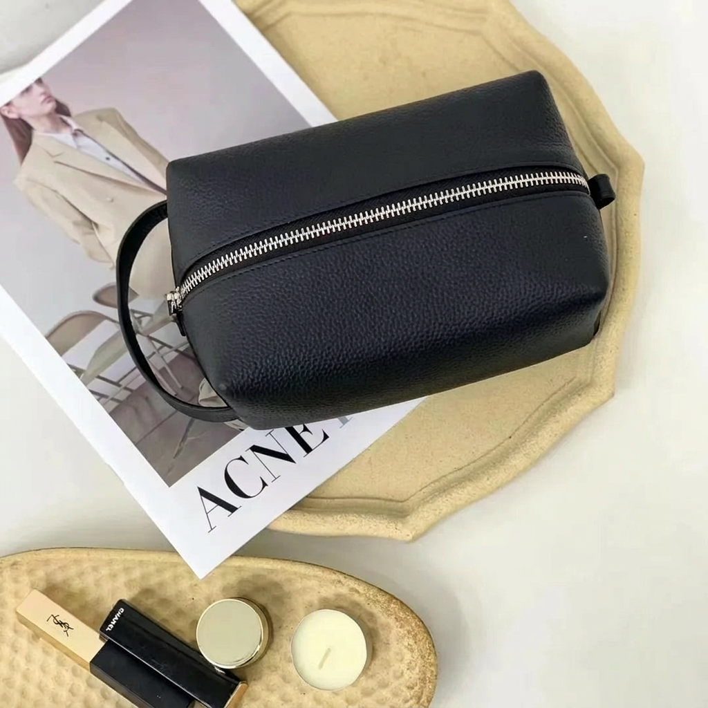 Trousse de toilette en cuir en situation de voyage