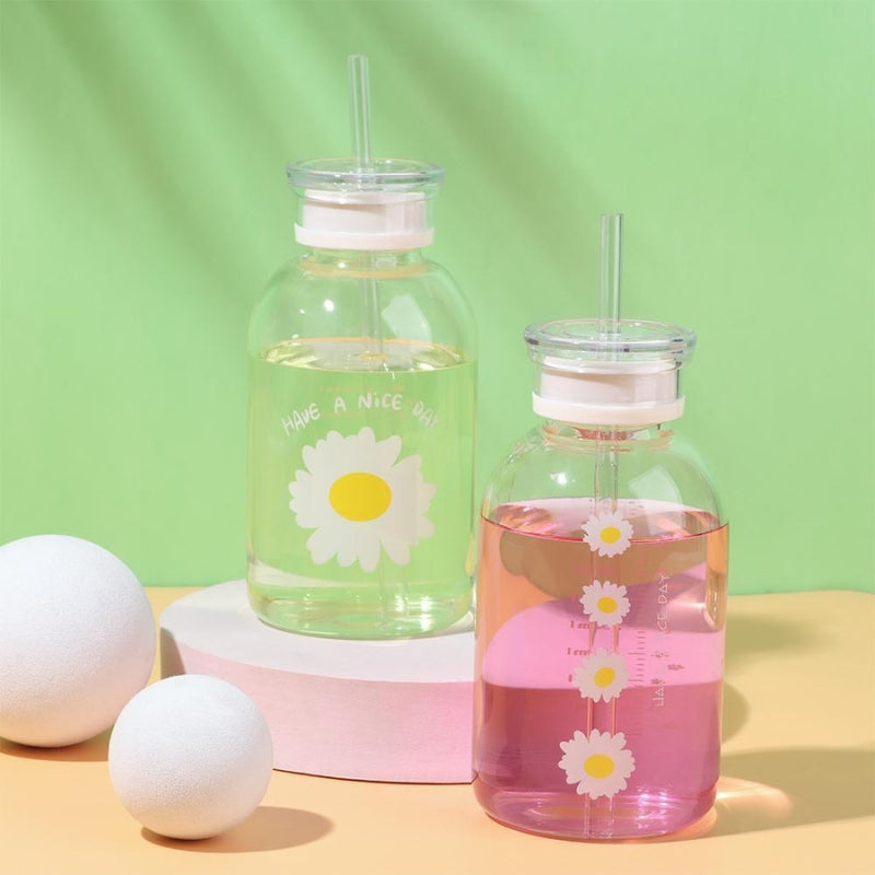 Gourde en verre tenue en main en extérieur