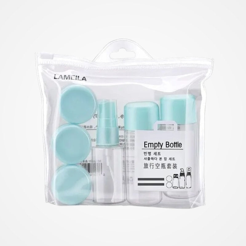 Flacons de voyage rangés dans une trousse