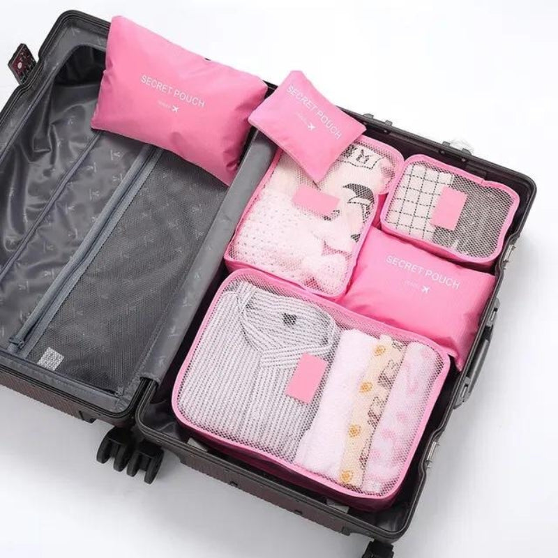 Pochettes de rangement remplies de vêtements pliés