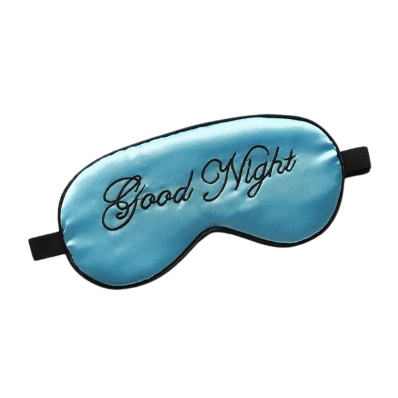 Détail de la matière satin du masque de nuit