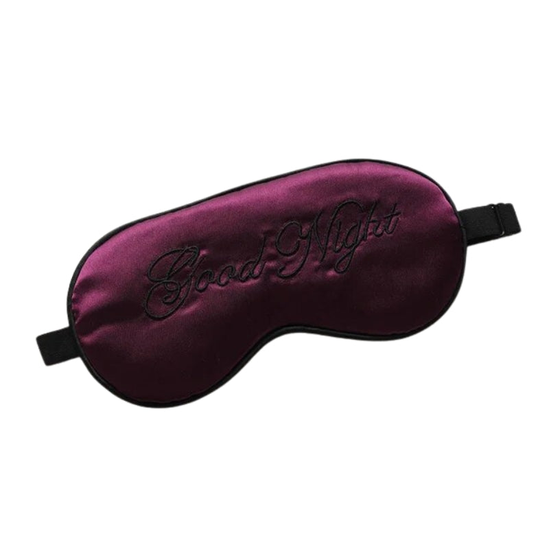 Masque de nuit en satin porté pour dormir