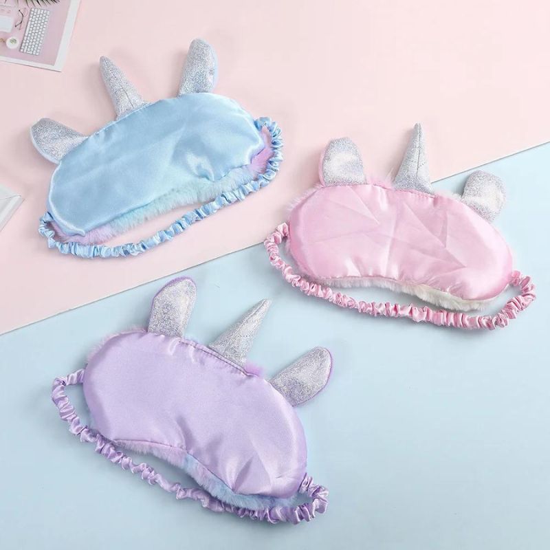 Détail du motif licorne du masque de nuit