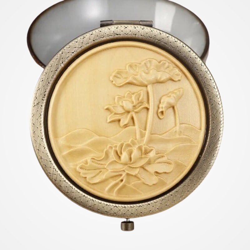 Miroir de poche en bois tenu en main