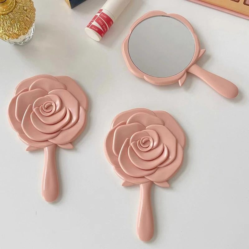 Détail des pétales du miroir de poche
