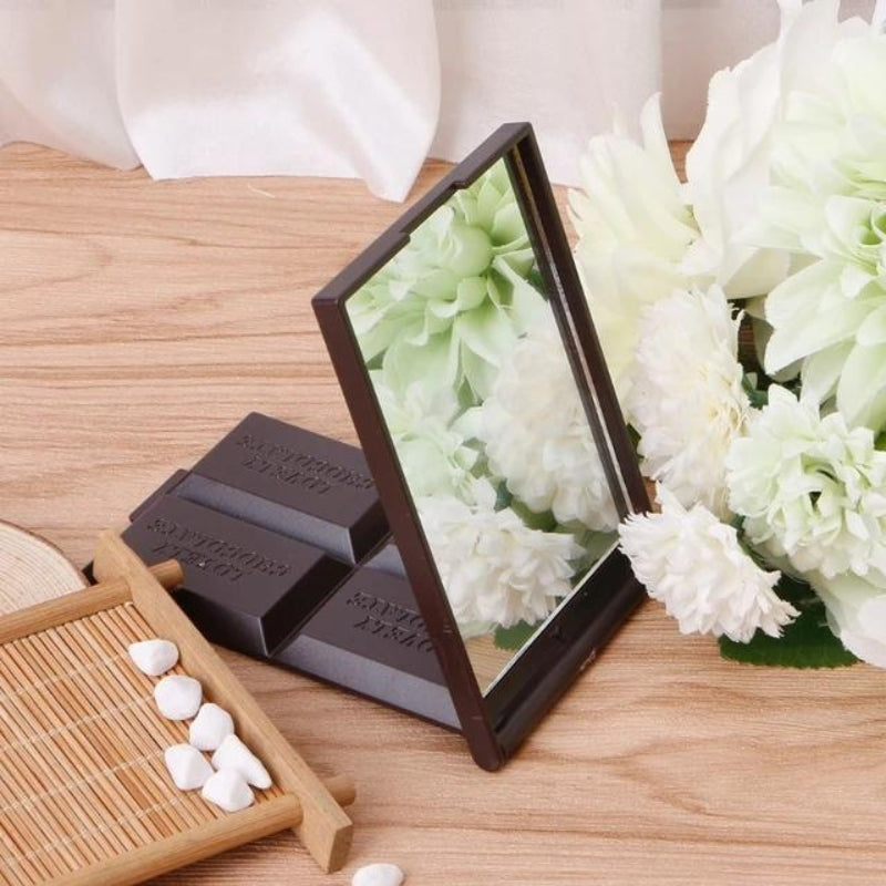 Miroir de poche ouvert montrant la surface réfléchissante