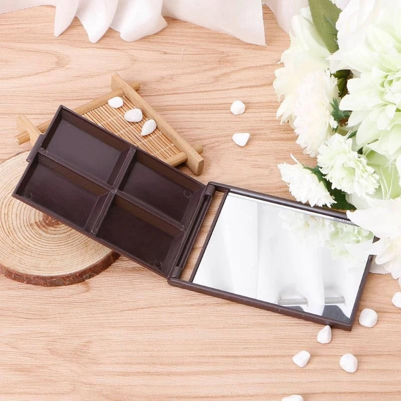 Miroir de poche pliable tenu en main