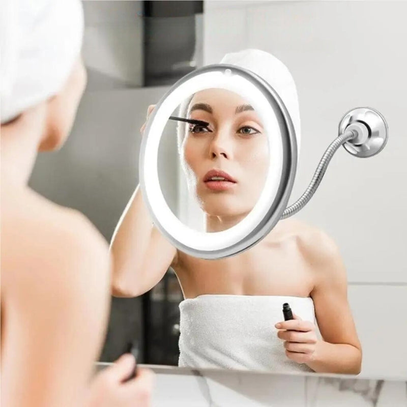 Miroir grossissant LED fixé au mur de la salle de bain