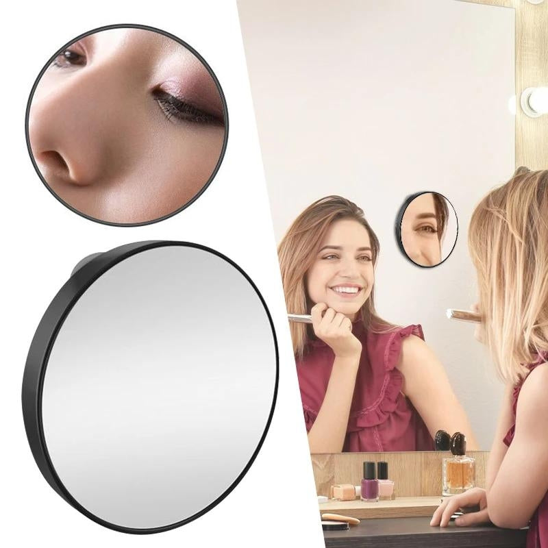 Miroir grossissant fixé sur un miroir de salle de bain