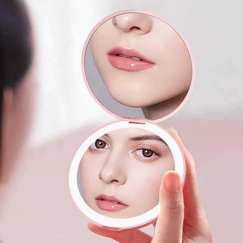 Miroir de poche LED tenu en main
