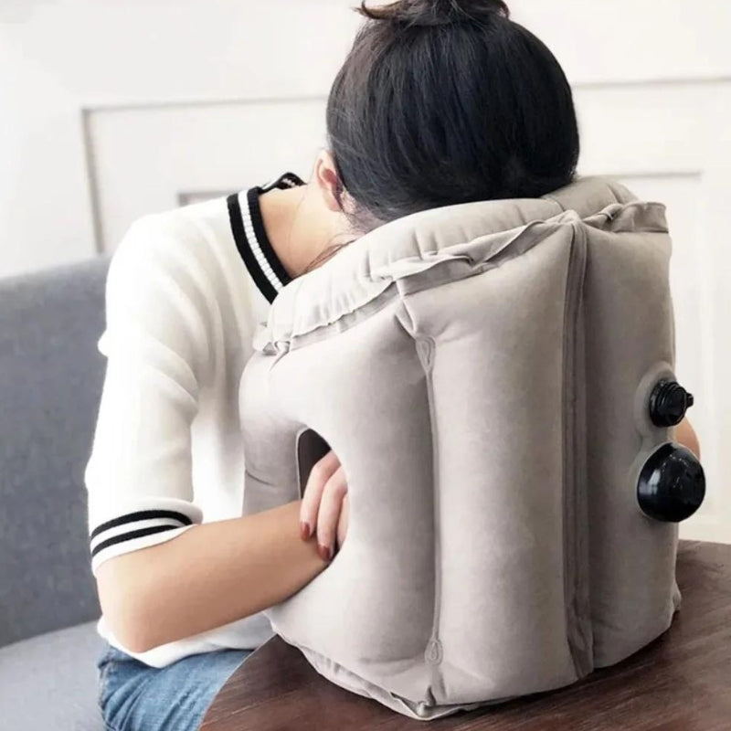 Oreiller gonflable dégonflé et plié pour le rangement