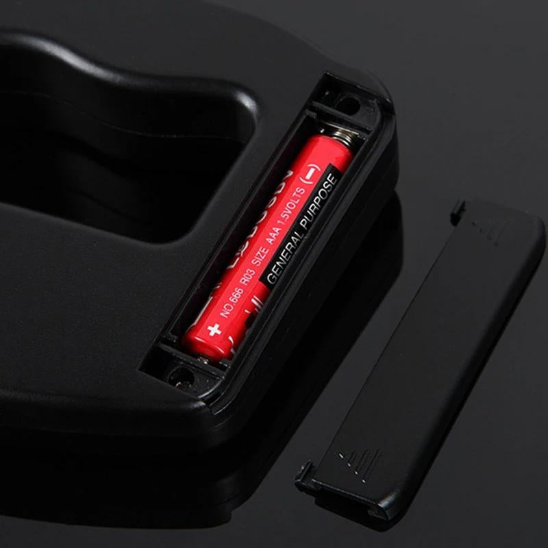 Pèse-bagage numérique compact posé sur une table