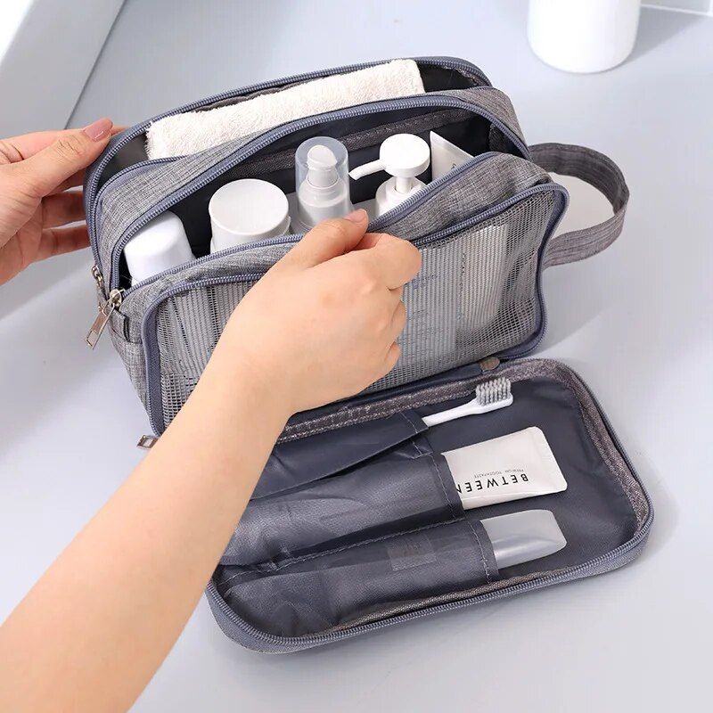 Trousse de toilette homme avec produits d'hygiène rangés