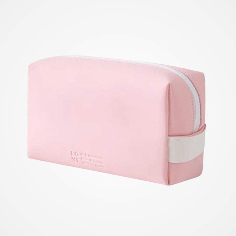 Petite trousse de toilette tenue en main pour montrer sa taille