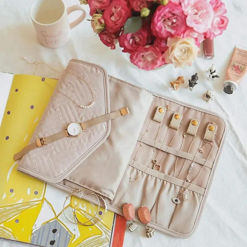 Pochette à bijoux dans plusieurs coloris