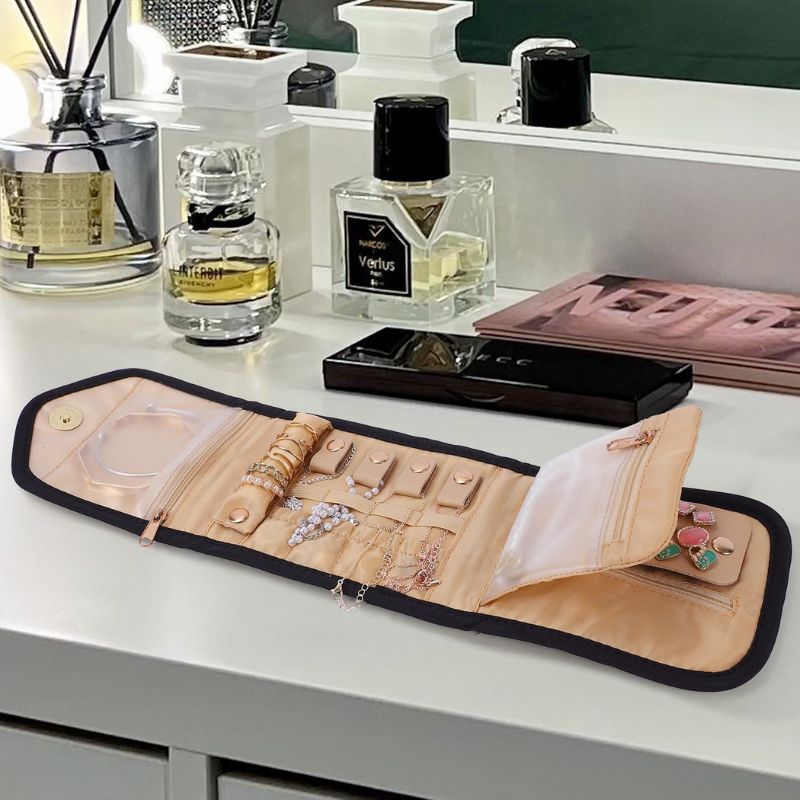 Intérieur de la pochette à bijoux avec compartiments