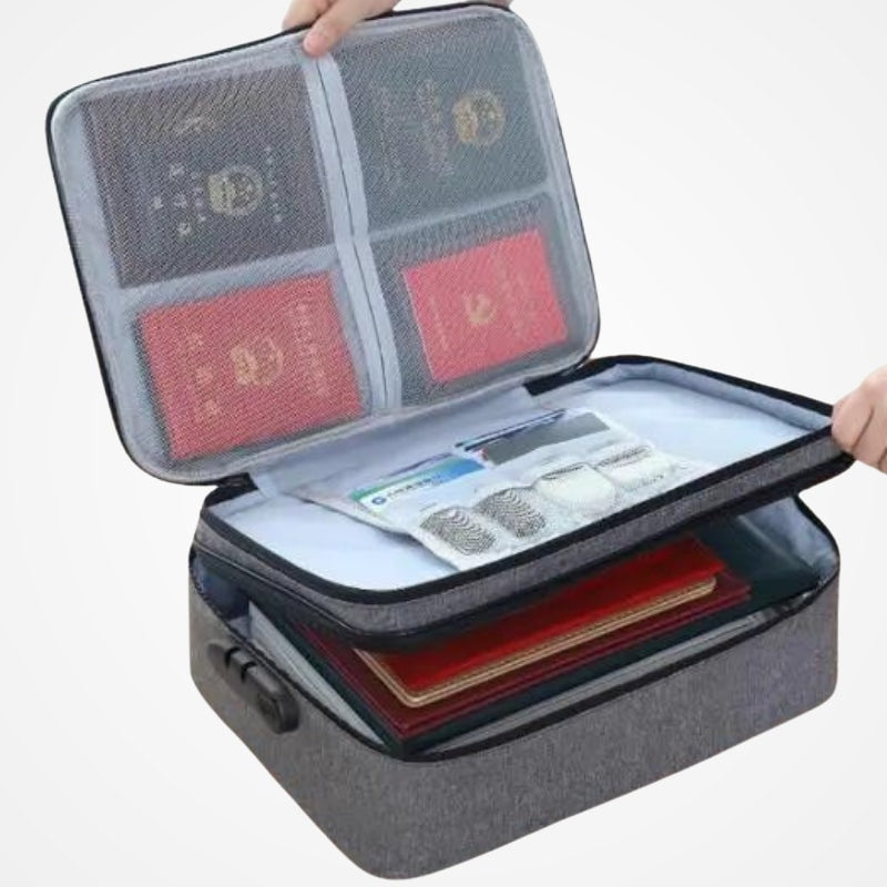 Pochette de documents tenue en main à l'aéroport