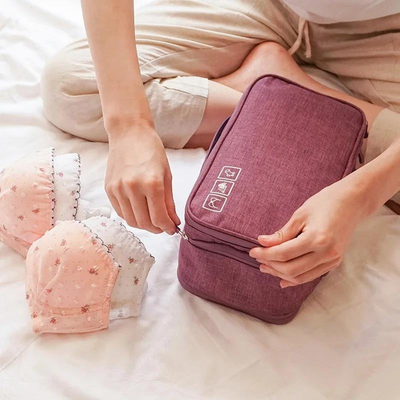 Pochette de rangement posée dans une valise ouverte