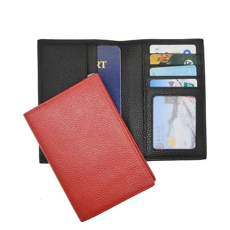 Passeport inséré dans l'étui en cuir