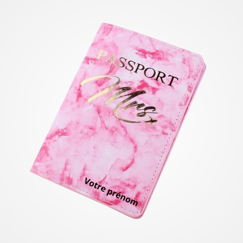 Protège-passeport personnalisé avec motif voyage posé sur une table