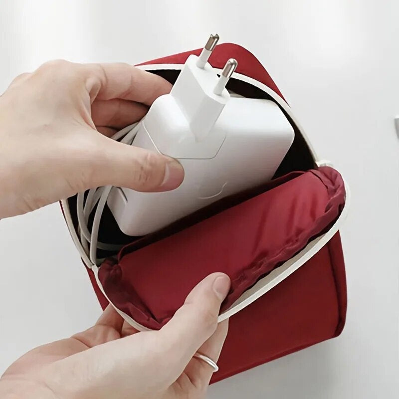 Compartiments élastiques de la pochette range-câbles