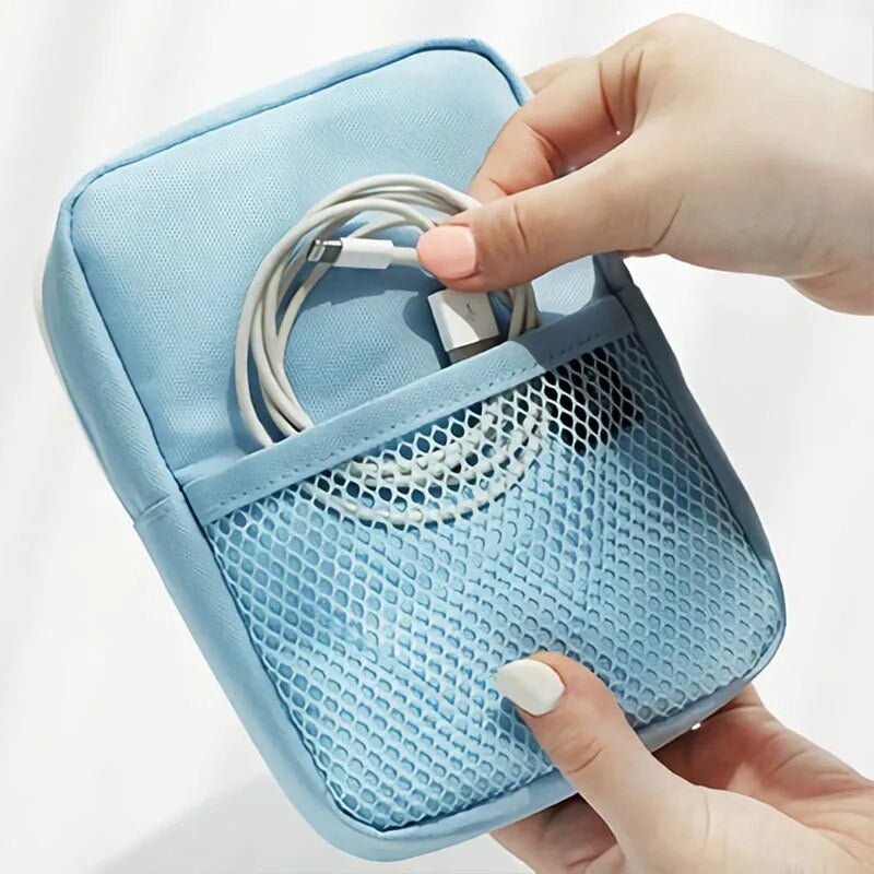Organisateur tech compact glissé dans un sac à dos