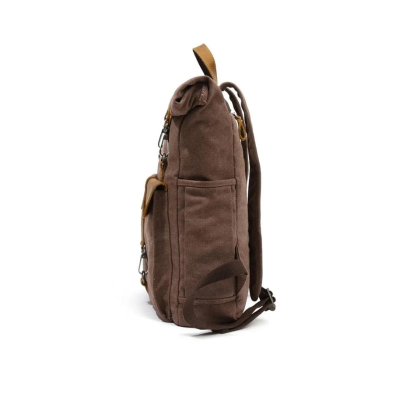 Sac à dos toile vintage porté en extérieur